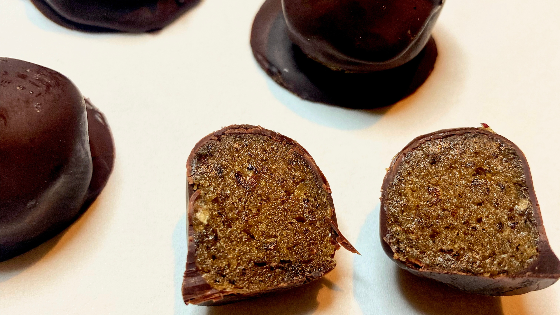 Tahini karamell med mørk sjokolade og salt